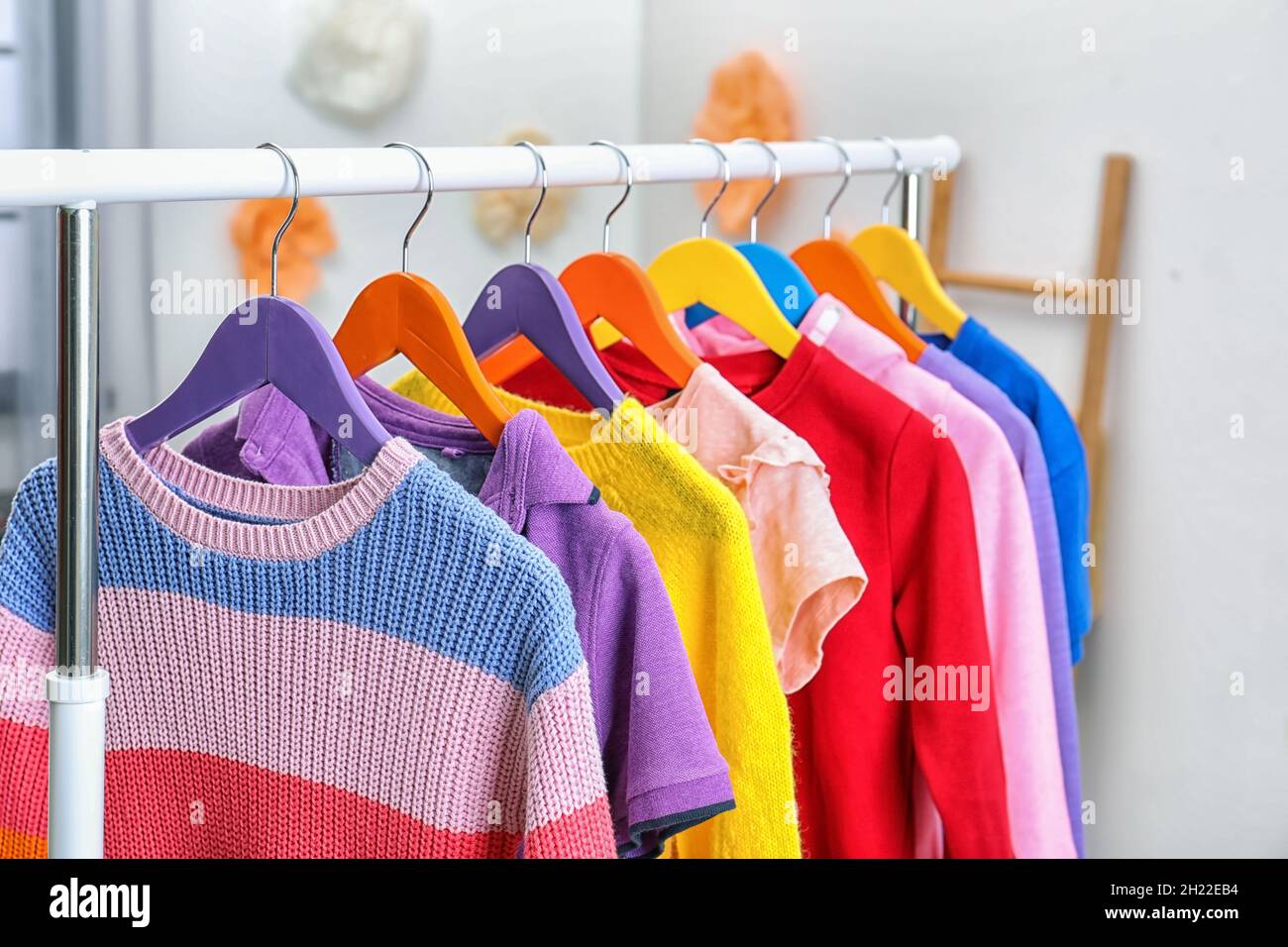 Ropa colorida para niños colgando en el armario interior, primer plano  Fotografía de stock - Alamy