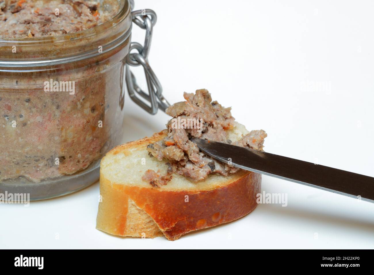 Rebanada de pan con carne de pate, terrina, Francia Foto de stock