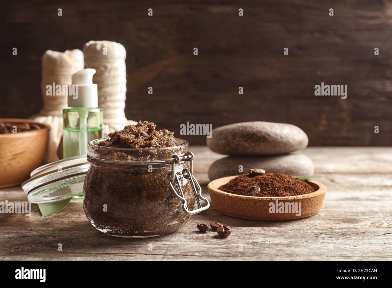 Exfoliante corporal natural hecho a mano y café sobre mesa de madera  Fotografía de stock - Alamy