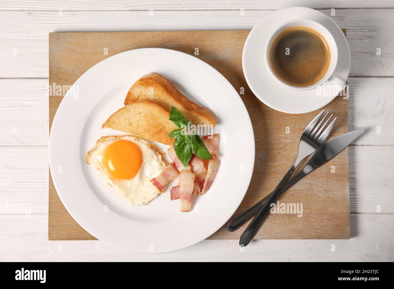 Huevos fritos con tocino, pan tostado y una taza de café para el desayuno,  vista de arriba Fotografía de stock - Alamy