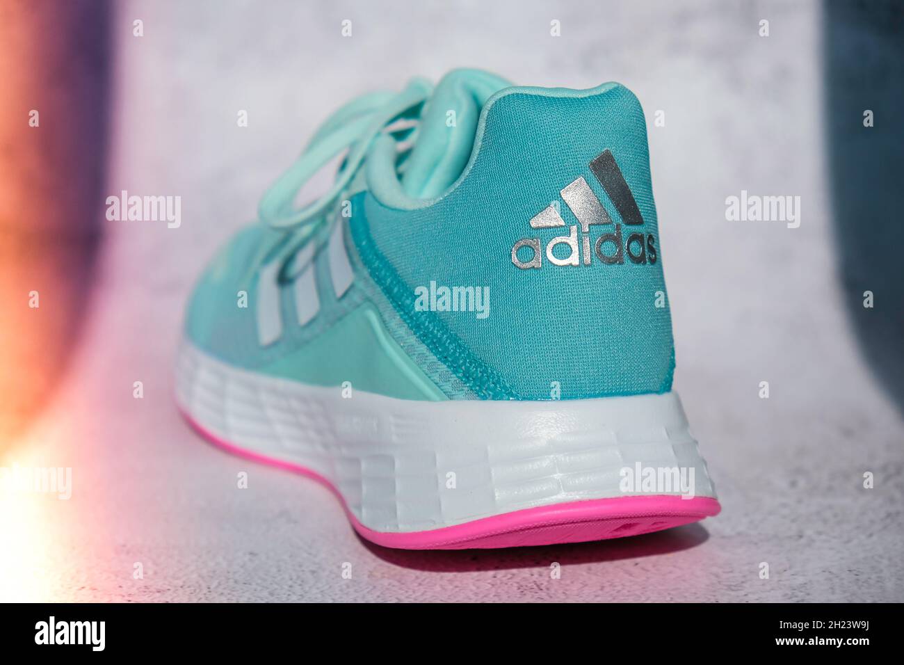 participar cápsula Eslovenia Kiev Ucrania - Octubre 2021 Blue Adidas botas de running. Empresa  multinacional. Fotografías de productos. Zapatillas adidas swift run para  correr para mujer - illustrati Fotografía de stock - Alamy