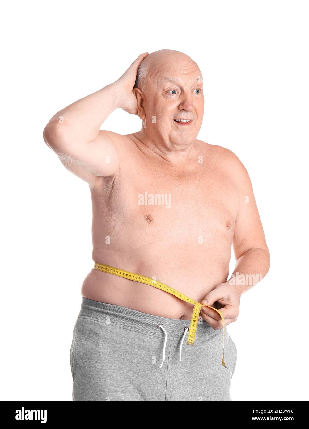 Hombre mayor gordo con cinta métrica sobre fondo blanco. Pérdida de peso  Fotografía de stock - Alamy
