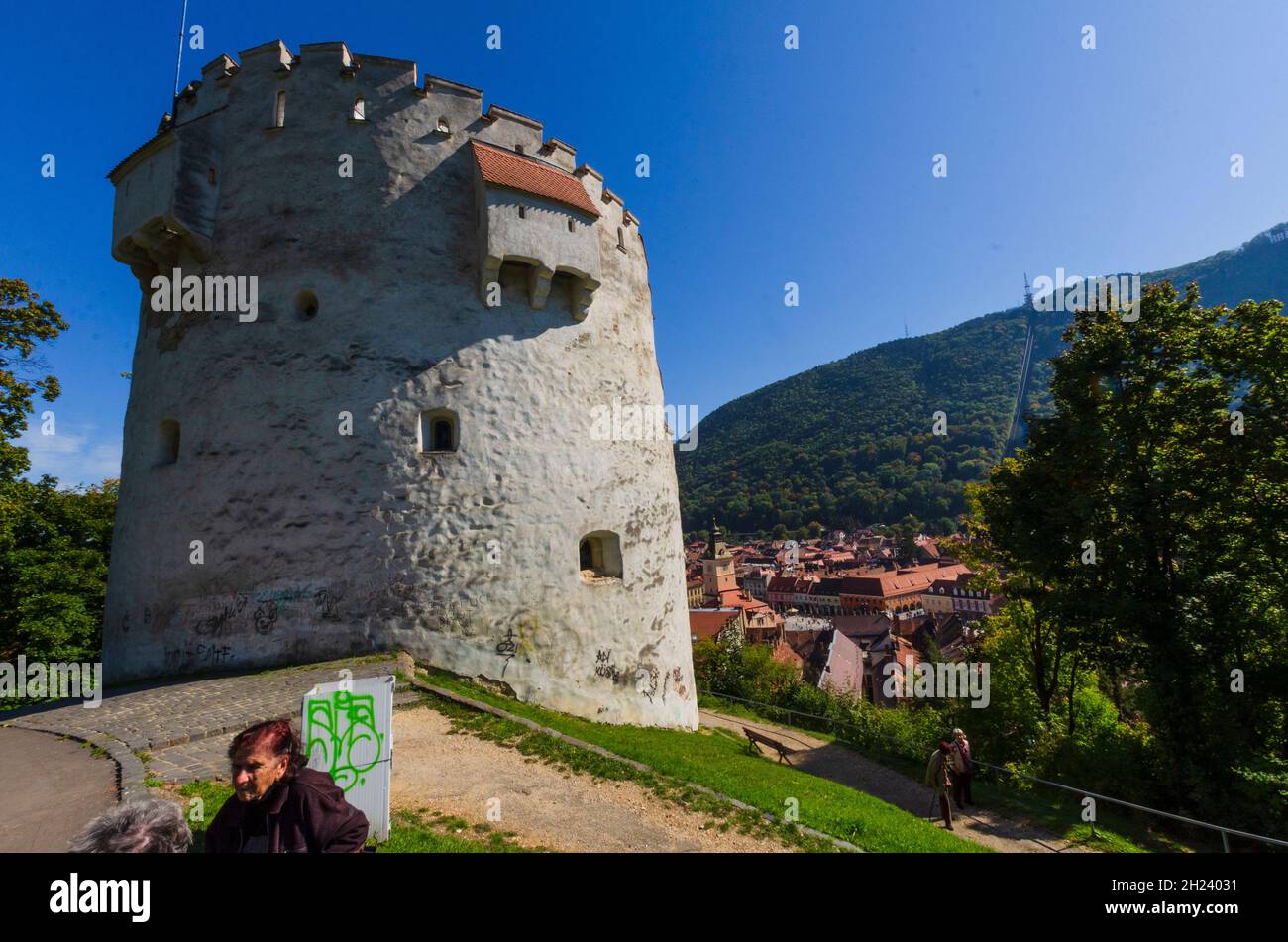 La fortaleza de la Torre Blanca en el casco antiguo de Brasov, Rumania Foto de stock