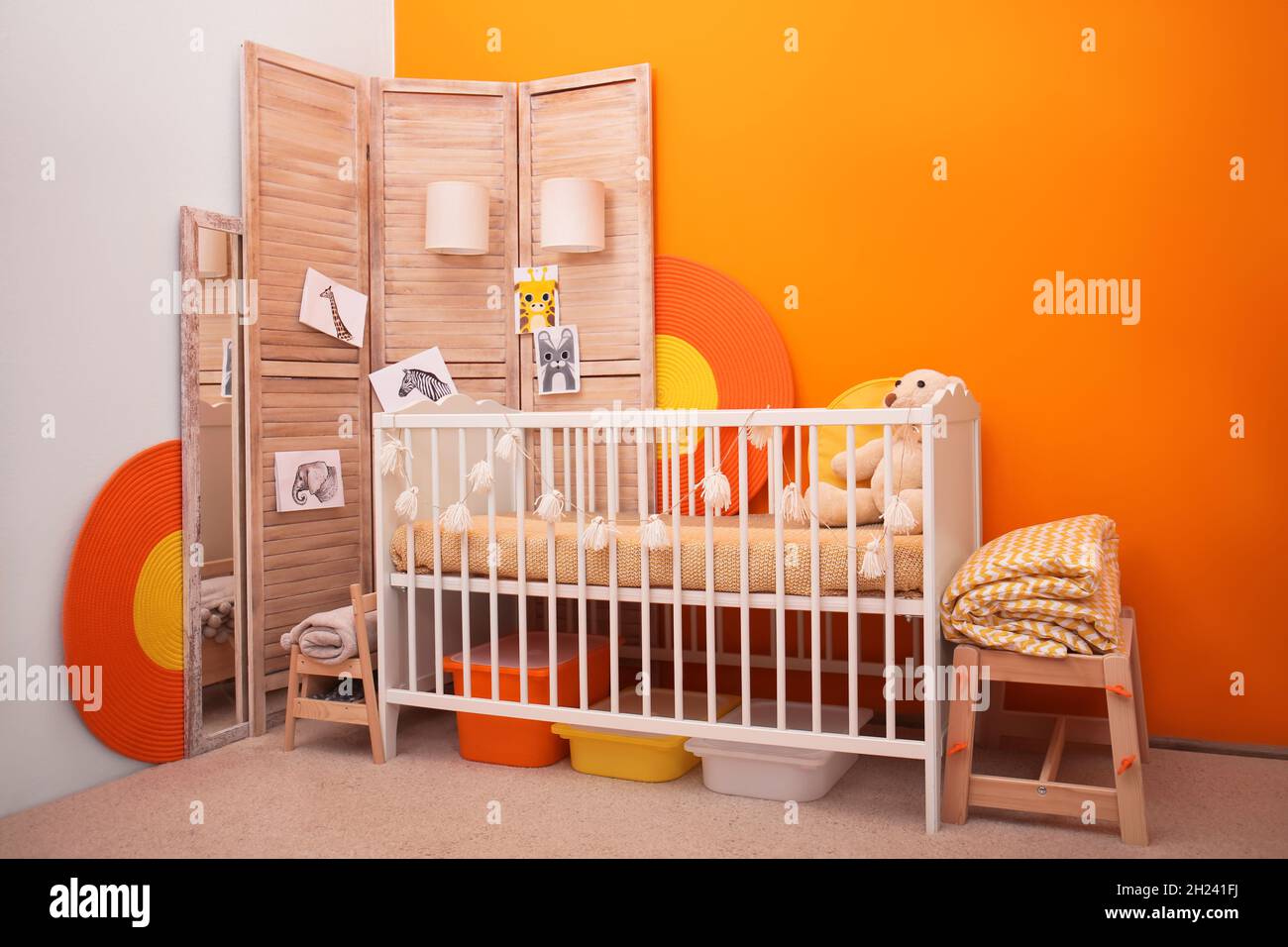 Interior de la habitación del bebé con cuna cerca de la pared de color  Fotografía de stock - Alamy