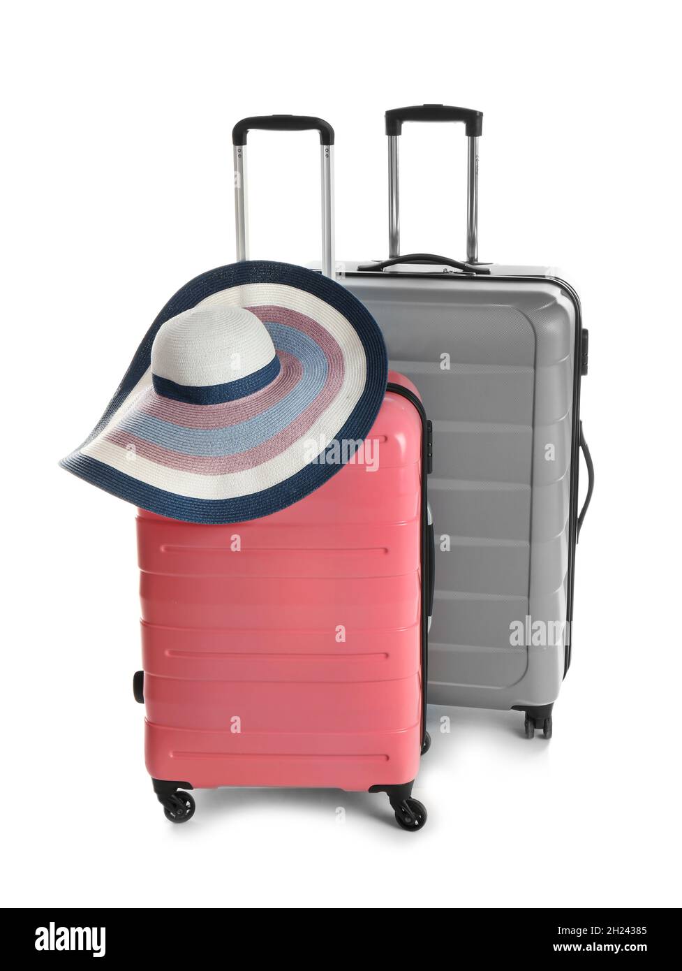 Maletas y sombrero sobre fondo blanco. Preparación del viaje Fotografía de  stock - Alamy