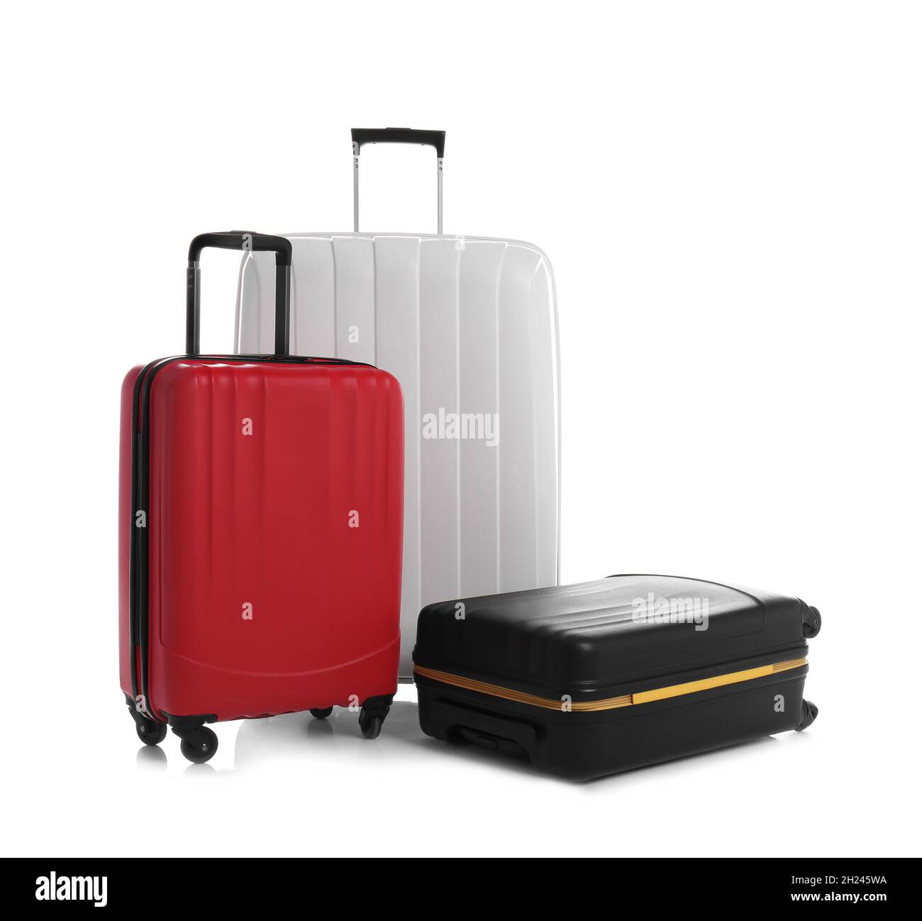 Modernas maletas para viajar sobre fondo blanco Fotografía de stock - Alamy