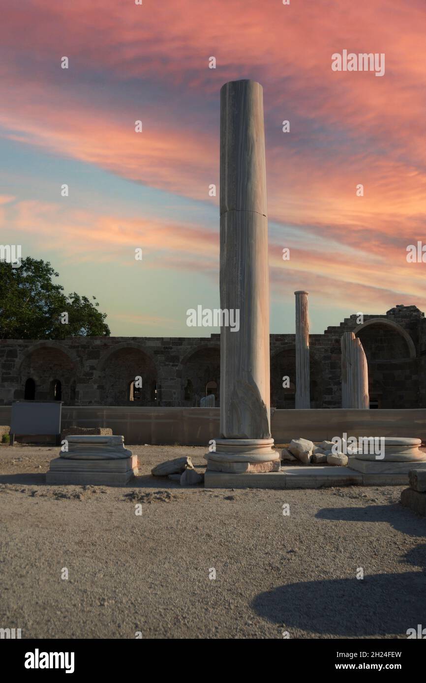 El Templo de Apolo es un templo romano construido alrededor del año 150 d.C. en la costa del Mar Mediterráneo. Lado Antalya Turquía. Cielo nublado al atardecer. Enfoque selectivo Foto de stock