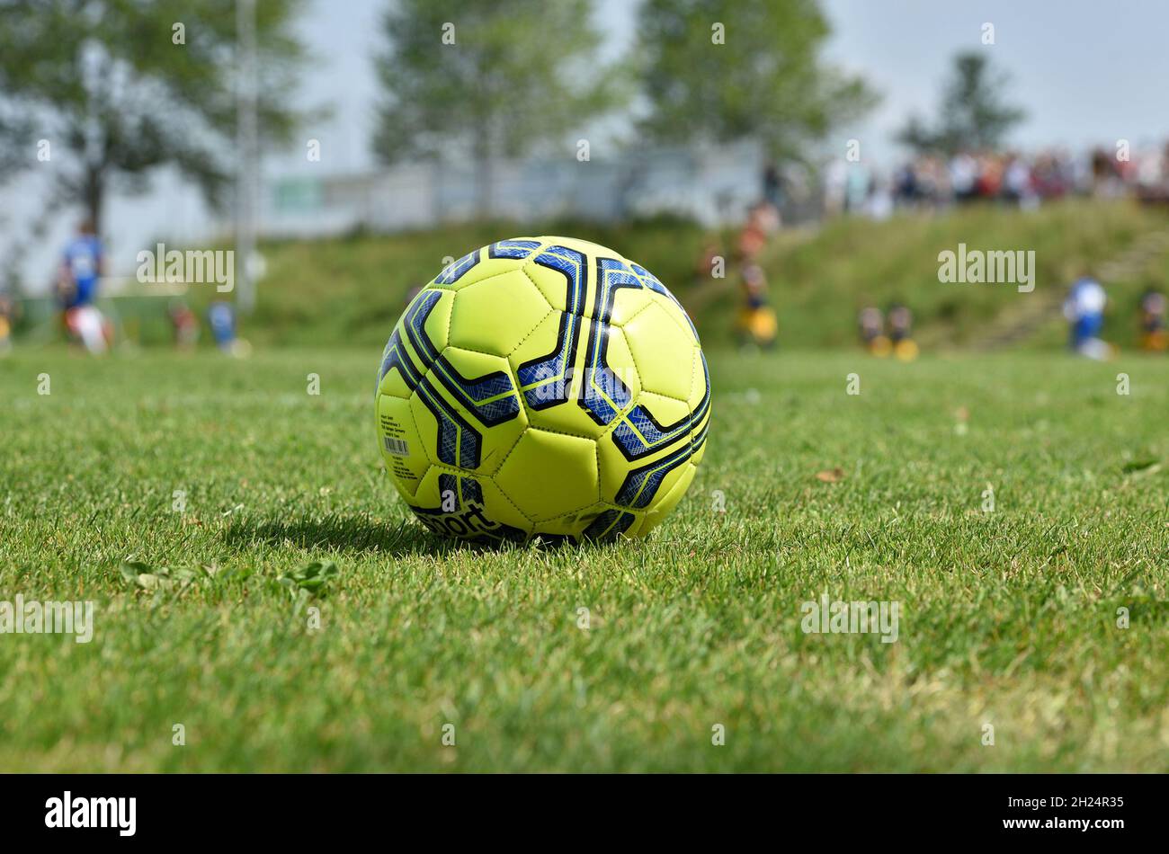Ein Fußball auf dem Sportplatz, Salzkammergut, Österreich, Europa - un balón de fútbol en el campo deportivo, Salzkammergut, Austria, Europa Foto de stock