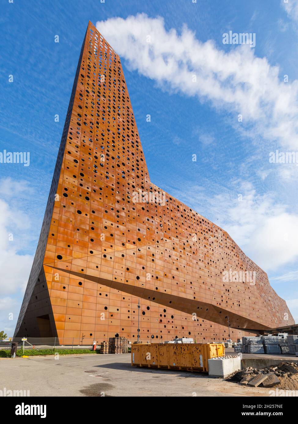 Roskilde, Dinamarca – 22 de septiembre de 2021: La planta de energía residual y la central térmica del arquitecto holandés Erick van Egeraat Foto de stock
