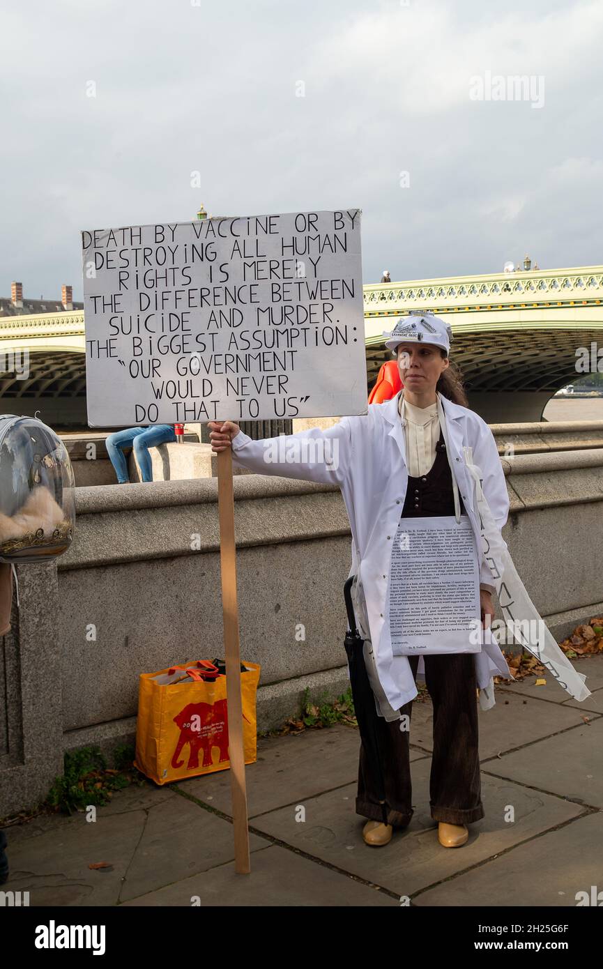 Londres, Reino Unido. 19th de octubre de 2021. Un protestor anti-vaxxer usa jeringas en un sombrero y sostiene un cartel fuera del hospital St Thomas en Londres . Crédito: Maureen McLean/Alamy Foto de stock