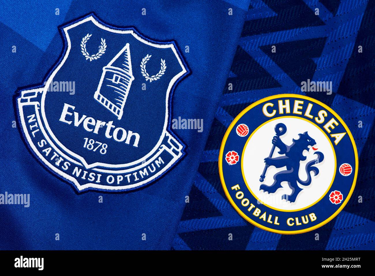 Primer plano de Everton & Chelsea club crest. Foto de stock