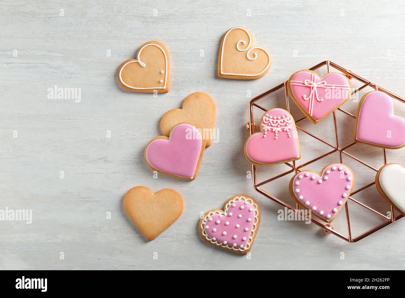 Composición plana con galletas decoradas en forma de corazón y espacio para  texto sobre la mesa Fotografía de stock - Alamy