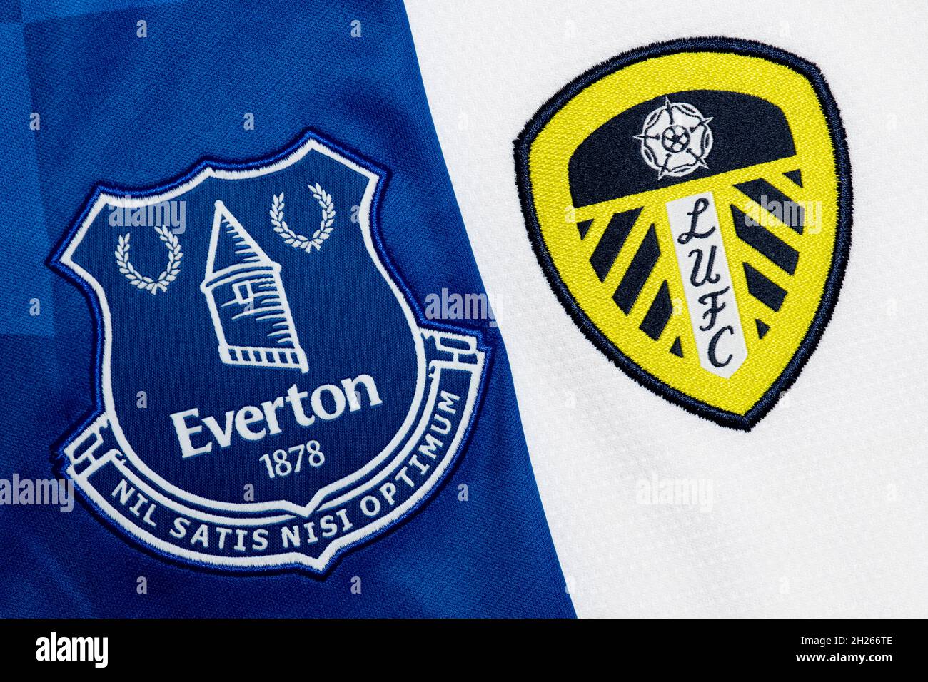 Primer plano de Everton y Leeds United Club Crest. Foto de stock