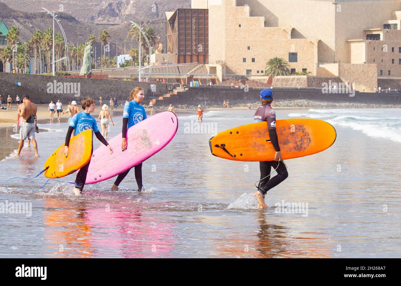 Gran Canaria, Islas Canarias, España. 20th de octubre de 2021. Un clima  glorioso para las clases de surf en la playa de la ciudad en Las Palmas, la  capital de Gran Canaria;