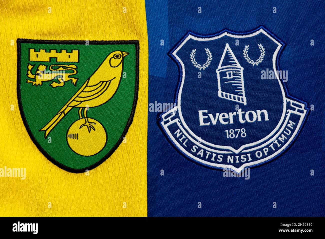 Primer plano de Norwich y Everton Club Crest. Foto de stock
