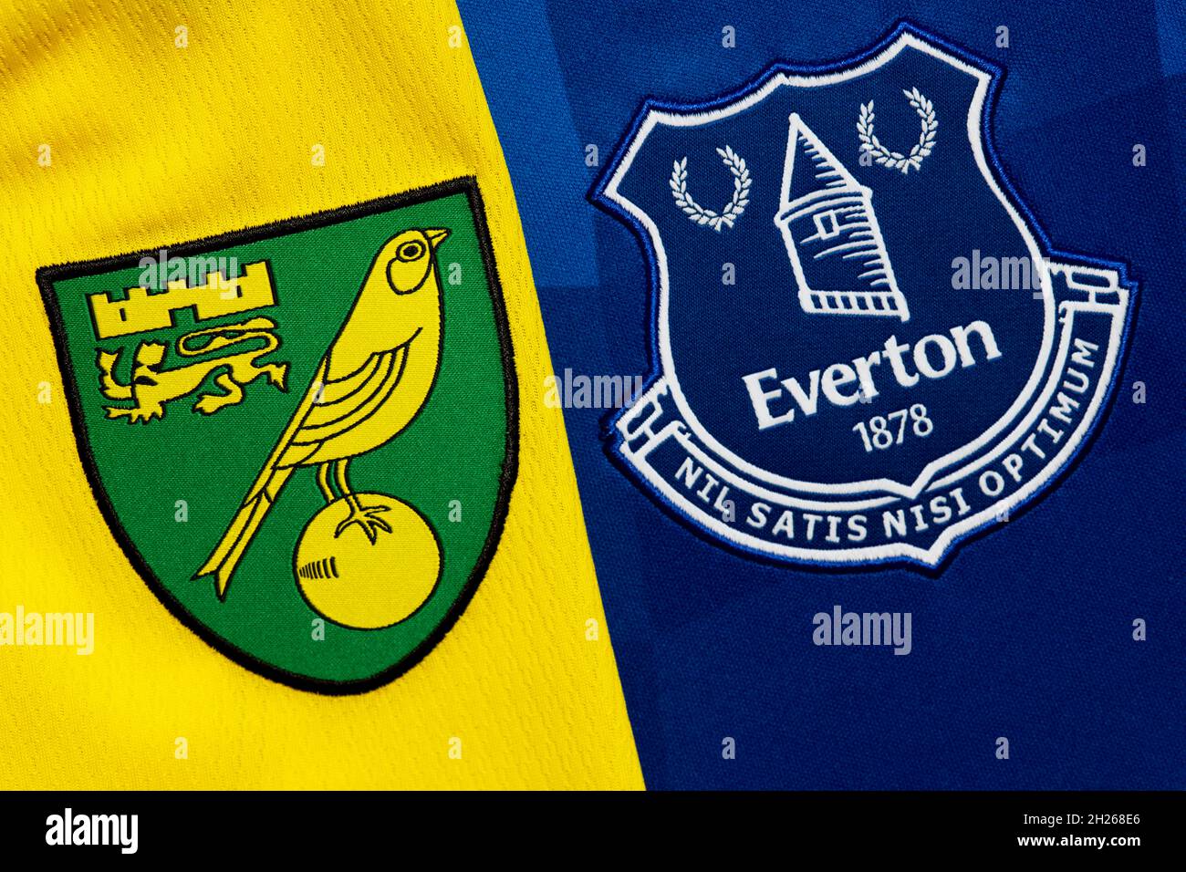 Primer plano de Norwich y Everton Club Crest. Foto de stock