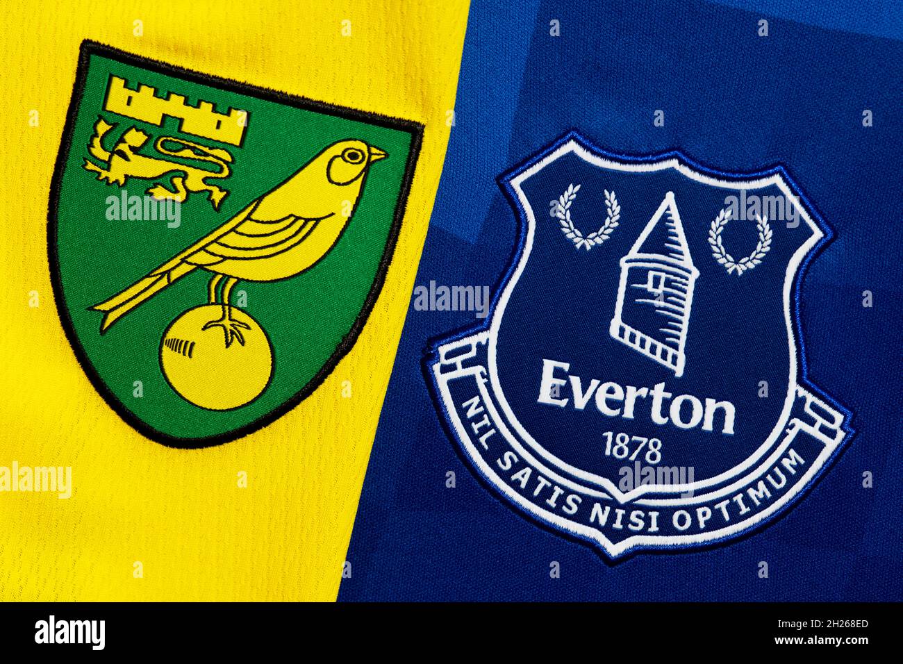 Primer plano de Norwich y Everton Club Crest. Foto de stock