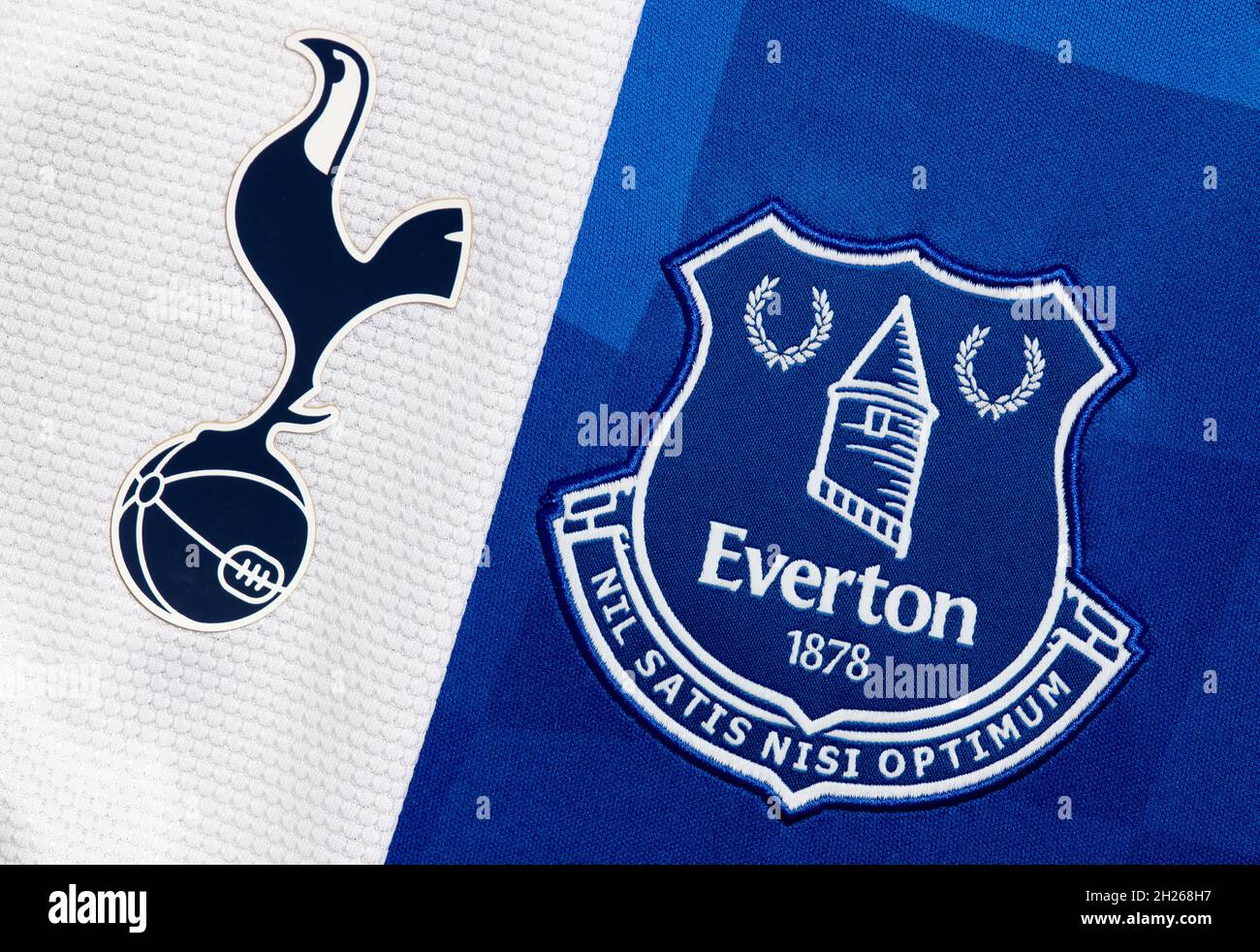 Primer plano de Spurs y Everton Club Crest. Foto de stock