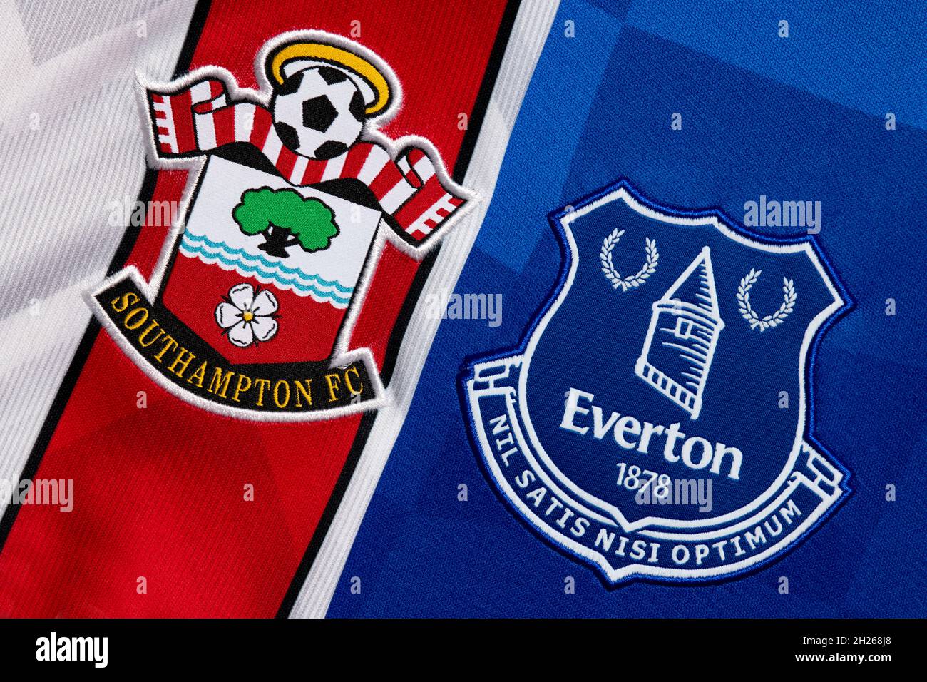 Cerca de Southampton y Everton Club Crest. Foto de stock