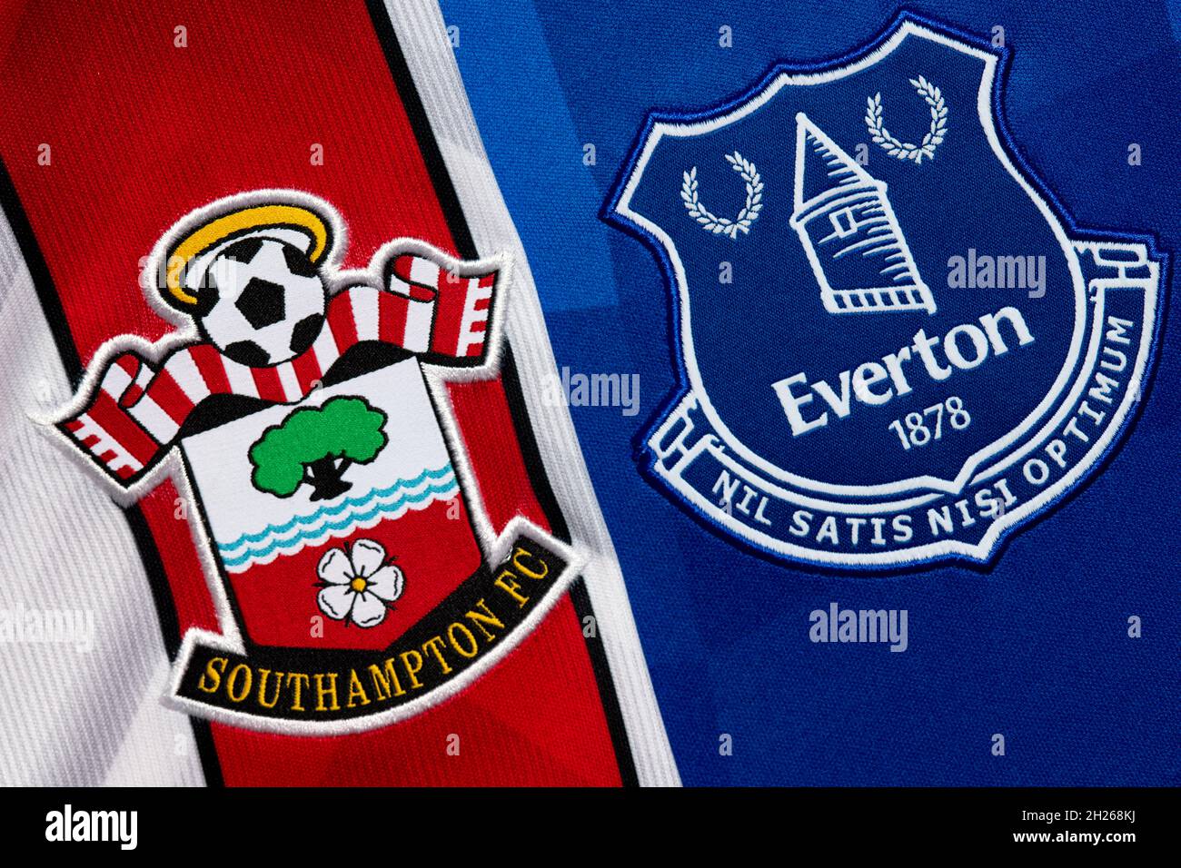 Cerca de Southampton y Everton Club Crest. Foto de stock