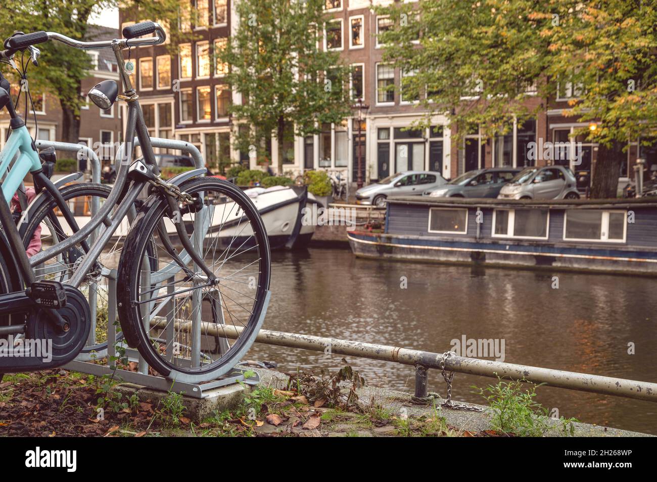 Bicicleta estacionada en un estante en Amsterdam, Holanda Foto de stock