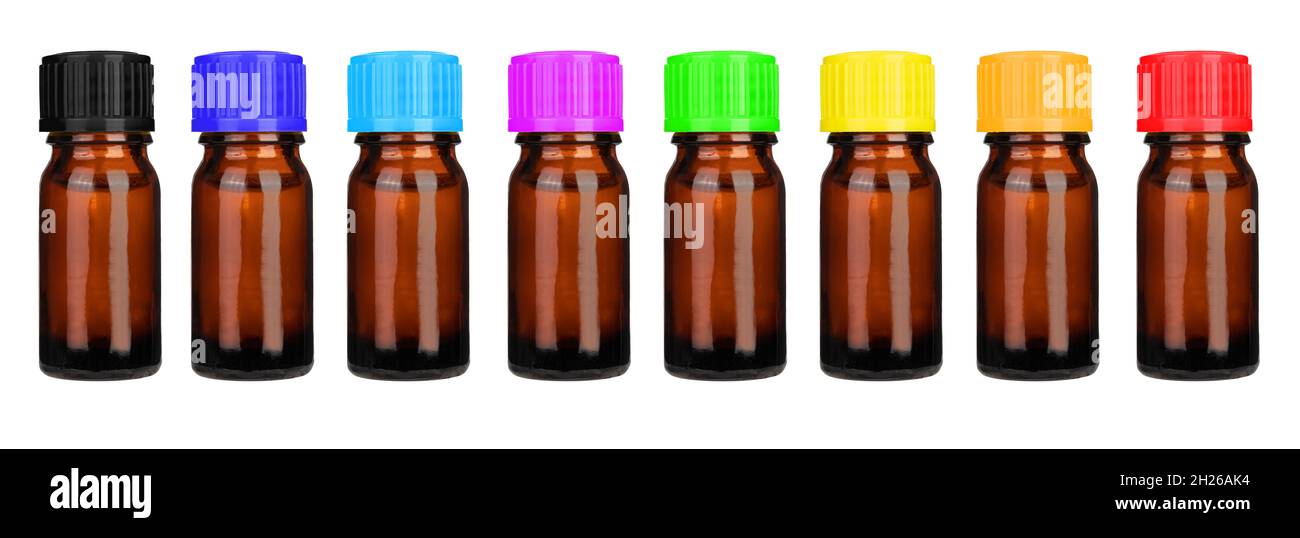 Una fila de botellas médicas para aceites esenciales, medicinas. Tapones de colores en botellas. Ponga botellas médicas pequeñas. Foto de stock
