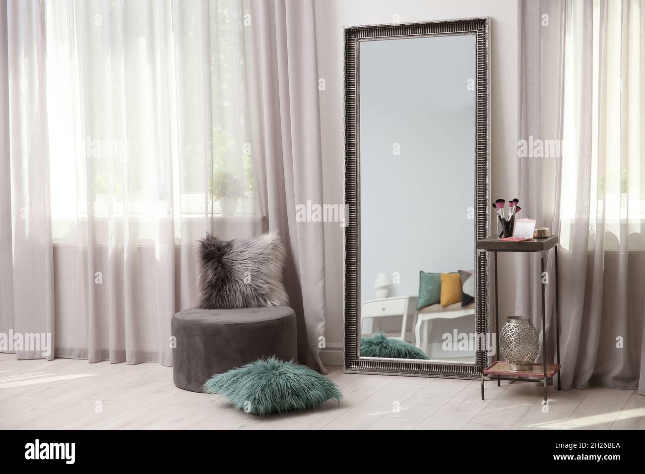 Habitación interior elegante con espejo grande y cortinas