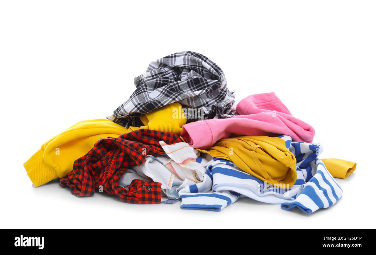 Montón de ropa sucia sobre fondo blanco Fotografía de stock - Alamy