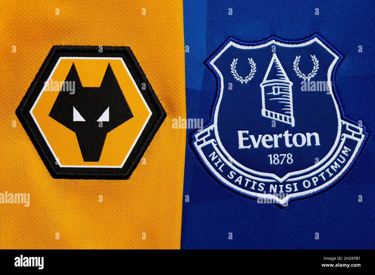 Cerca de Wolverhampton Wanderers y Everton club crest. Foto de stock