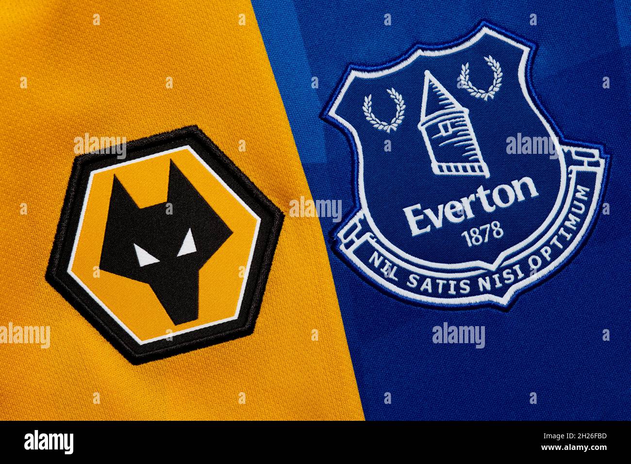 Cerca de Wolverhampton Wanderers y Everton club crest. Foto de stock