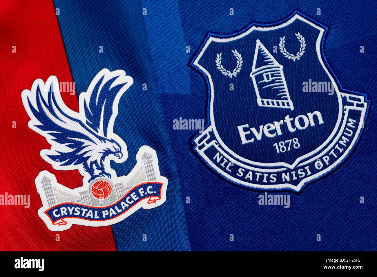 Cerca de Crystal Palace y Everton Club Crest. Foto de stock