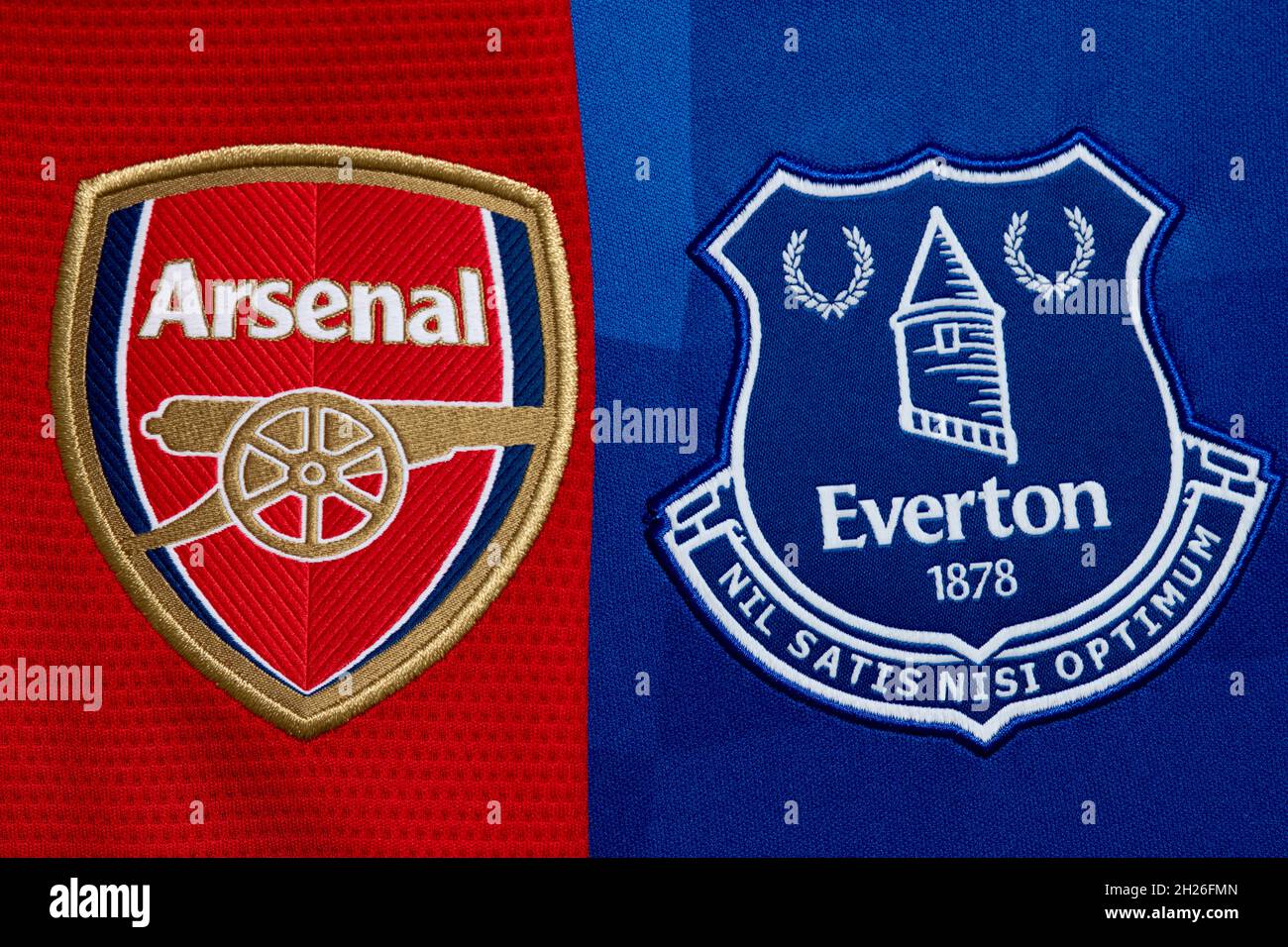 Primer plano del Arsenal y del Everton Club Crest. Foto de stock