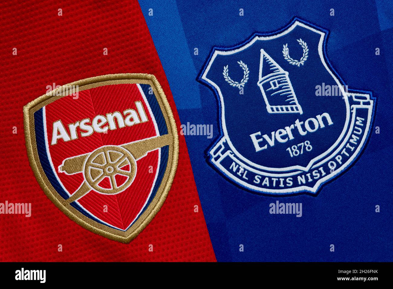 Primer plano del Arsenal y del Everton Club Crest. Foto de stock