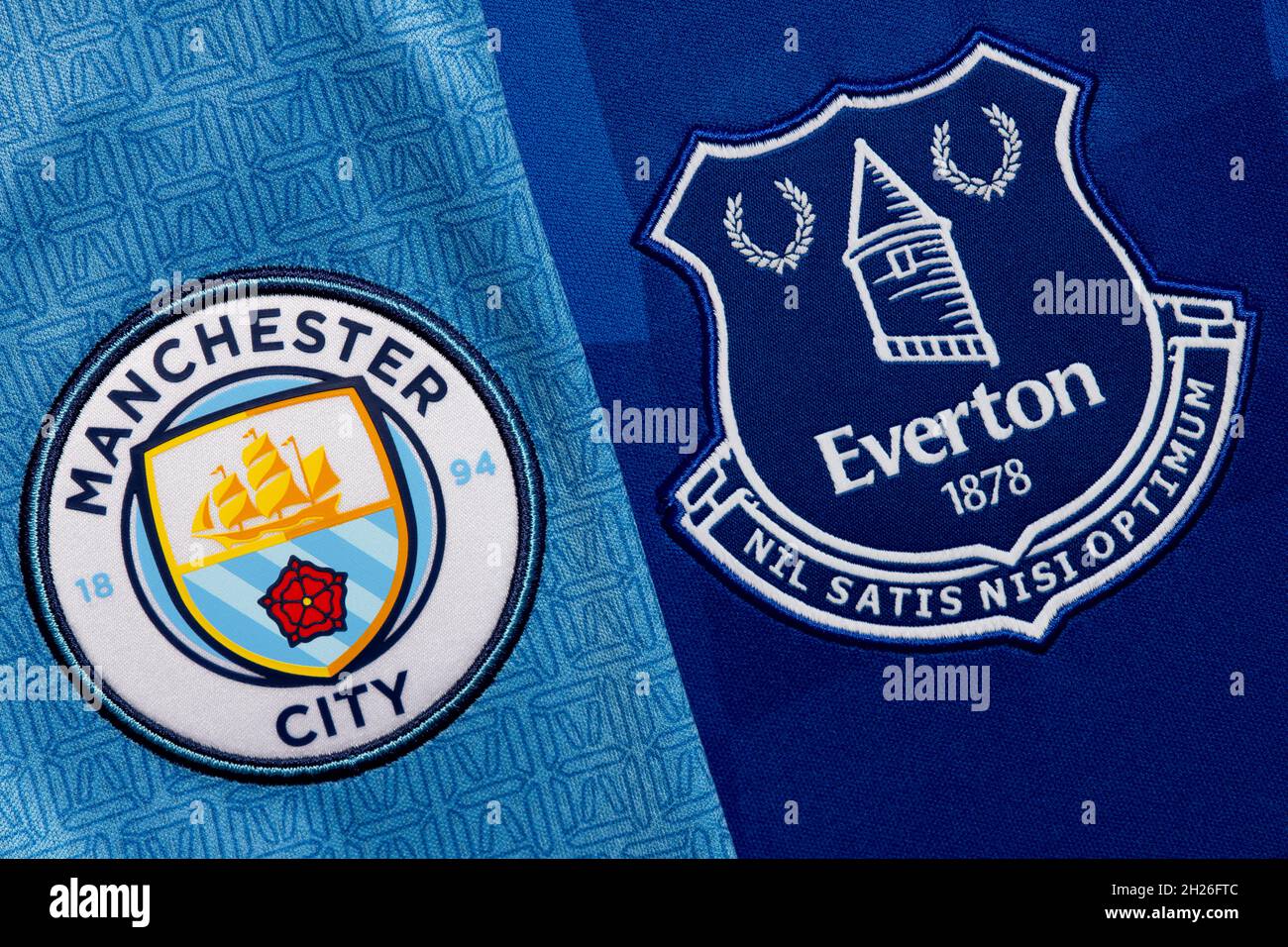 Primer plano de Man City y Everton Club Crest. Foto de stock