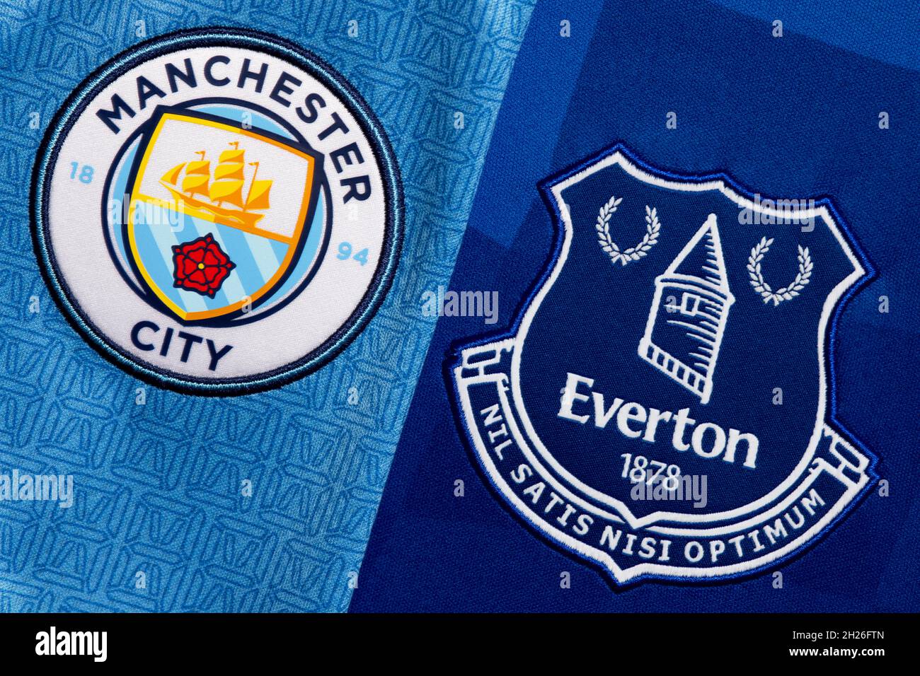 Primer plano de Man City y Everton Club Crest. Foto de stock