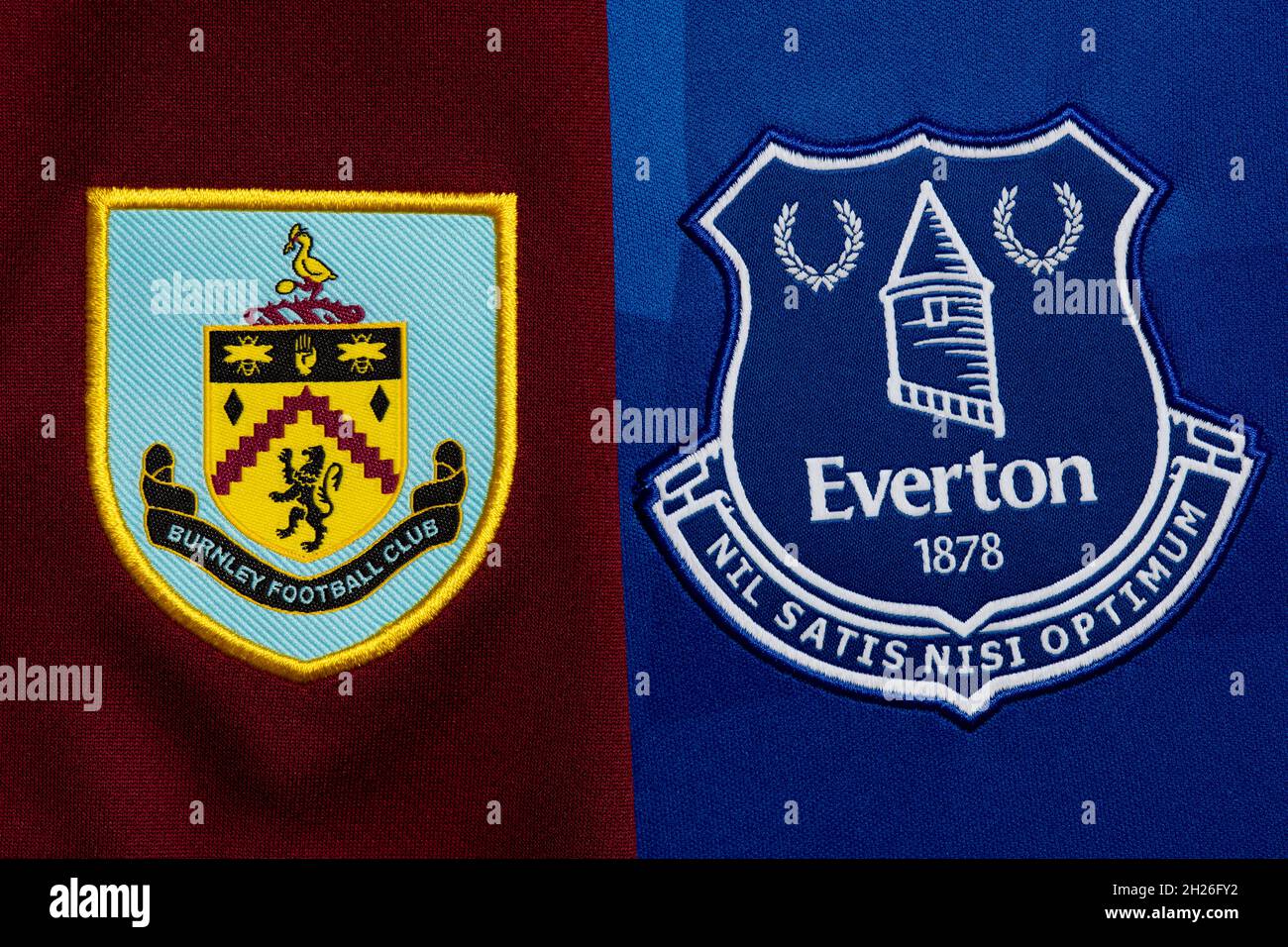 Primer plano de Burnley y Everton Club Crest. Foto de stock