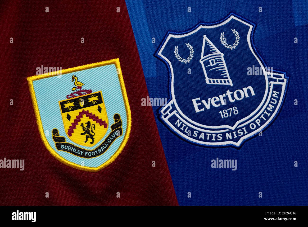 Primer plano de Burnley y Everton Club Crest. Foto de stock