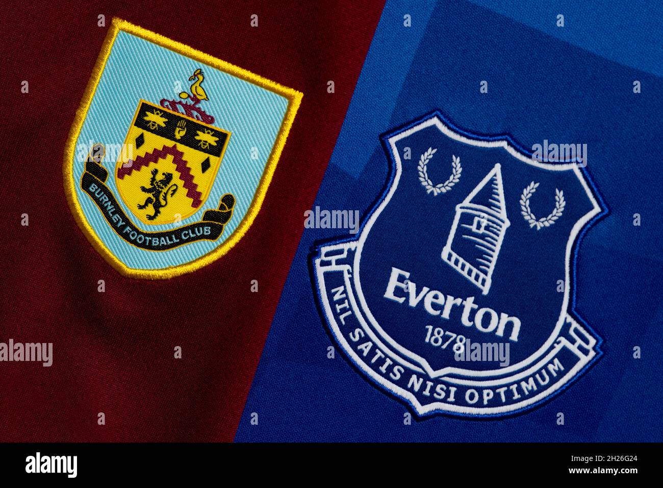 Primer plano de Burnley y Everton Club Crest. Foto de stock