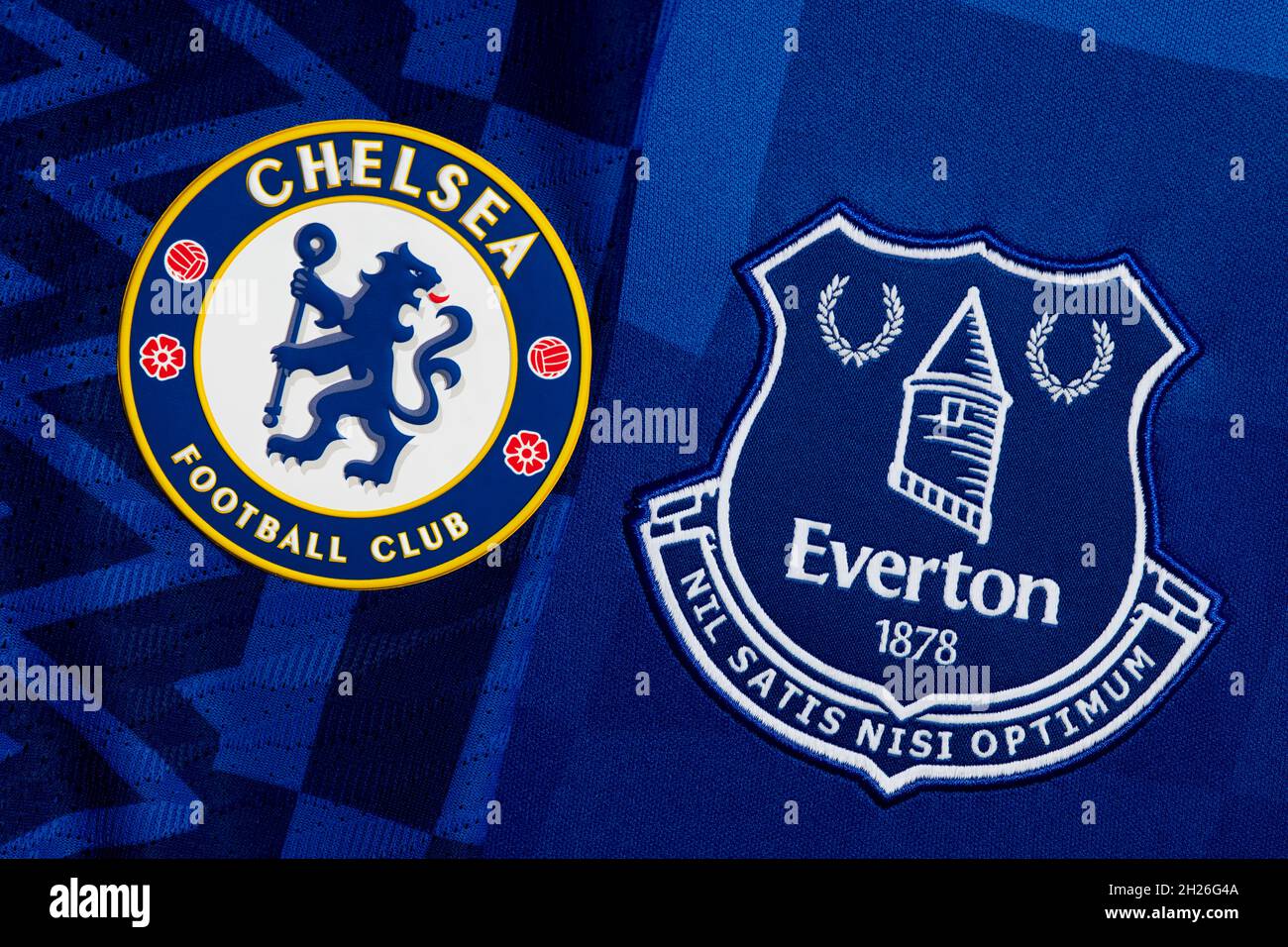 Primer plano de Chelsea y Everton Club Crest. Foto de stock