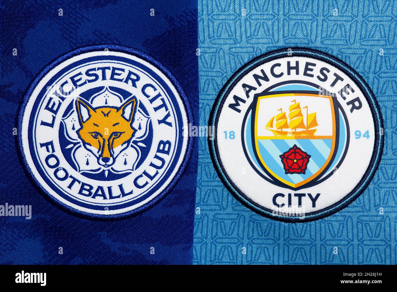 Primer plano de Leicester y el escudo del club Man City. Foto de stock