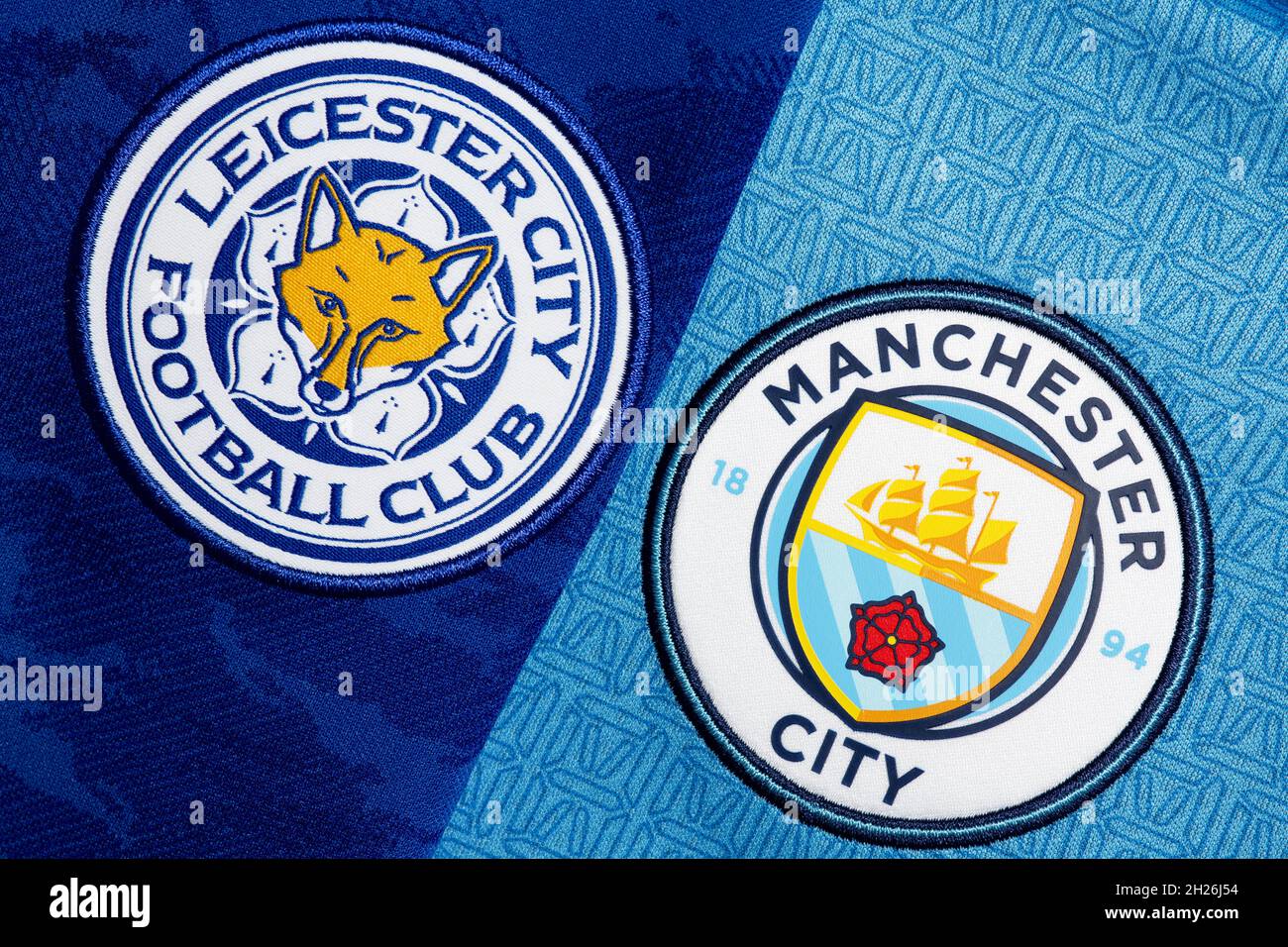 Primer plano de Leicester y el escudo del club Man City. Foto de stock