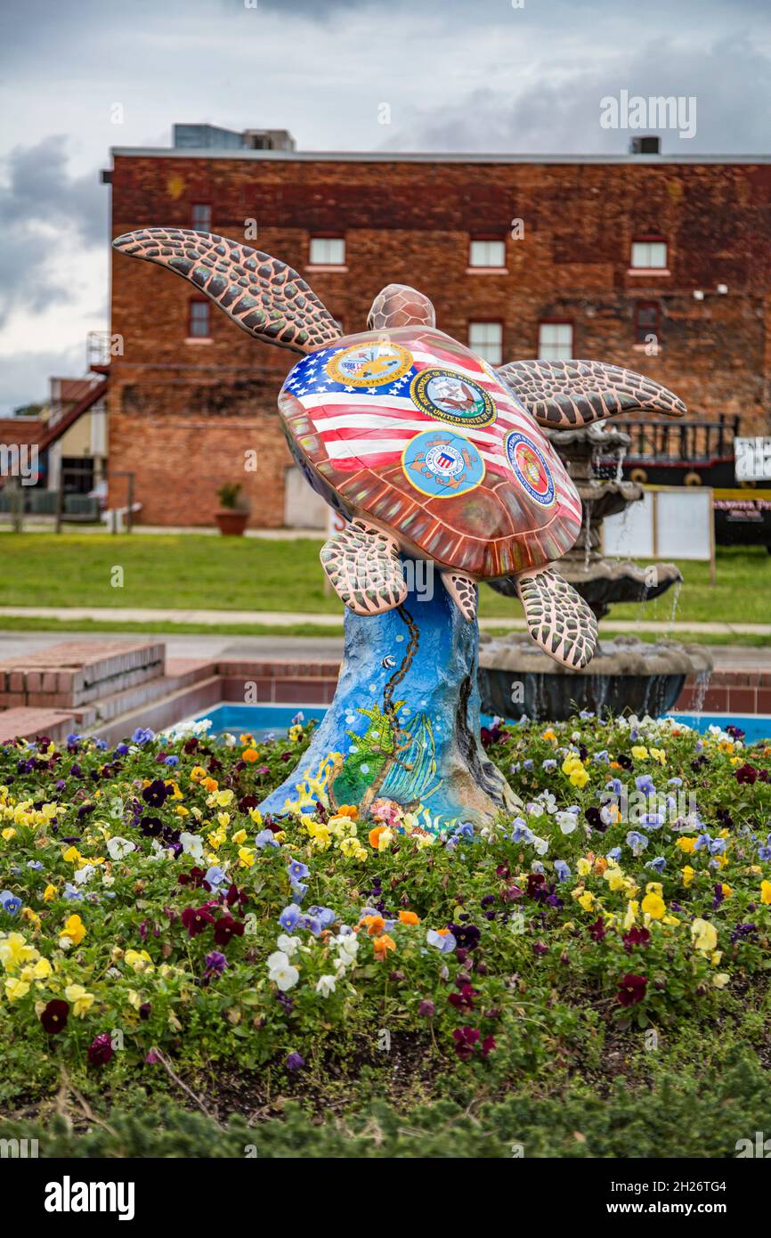 Estatua de la tortuga marina con temática militar pintada por el artista James Priddy en el centro de Milton, Florida Foto de stock