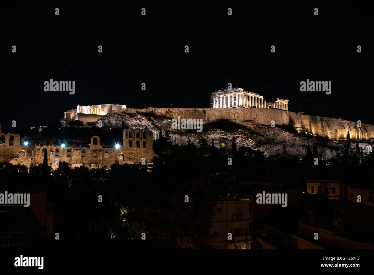 Vista de la Acrópolis y el Partenón por la noche desde el lado sur  Fotografía de stock - Alamy