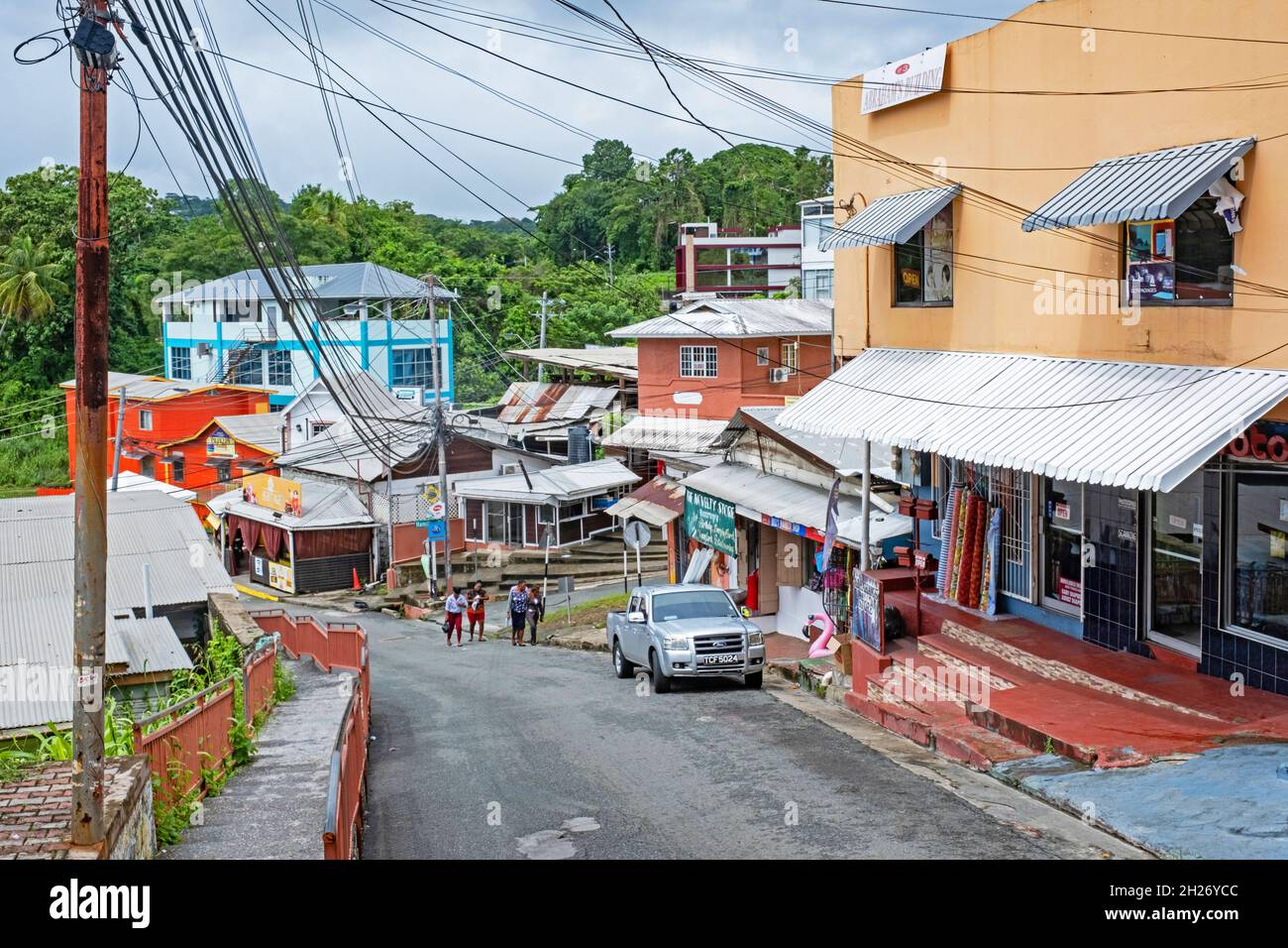 Escena de calle que muestra tiendas en Scarborough, la principal ciudad de la isla Tobago, Trinidad y Tobago en el Caribe Foto de stock