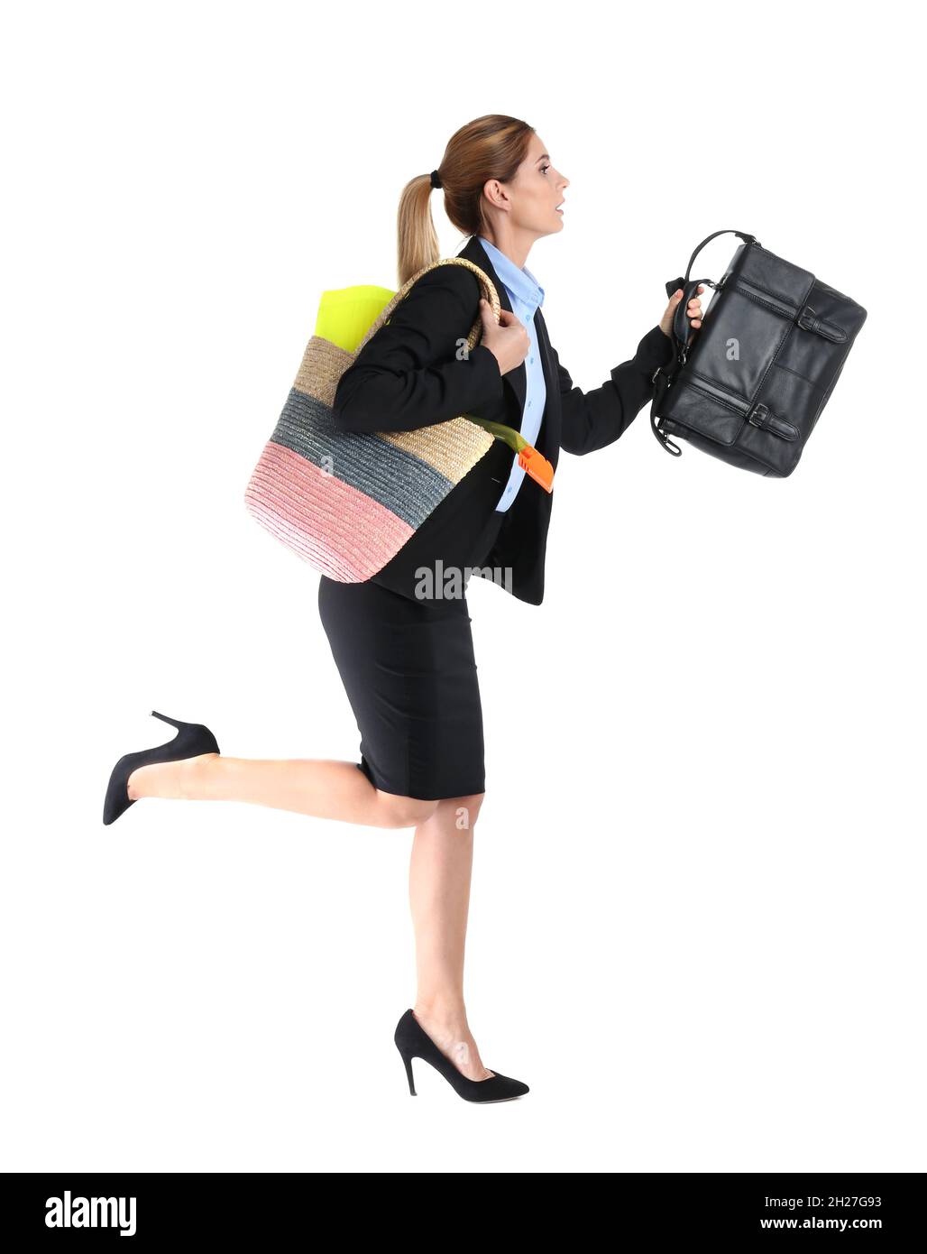 Mujer de negocios con maletín y bolsa de playa sobre fondo blanco. Combinar  vida y trabajo Fotografía de stock - Alamy