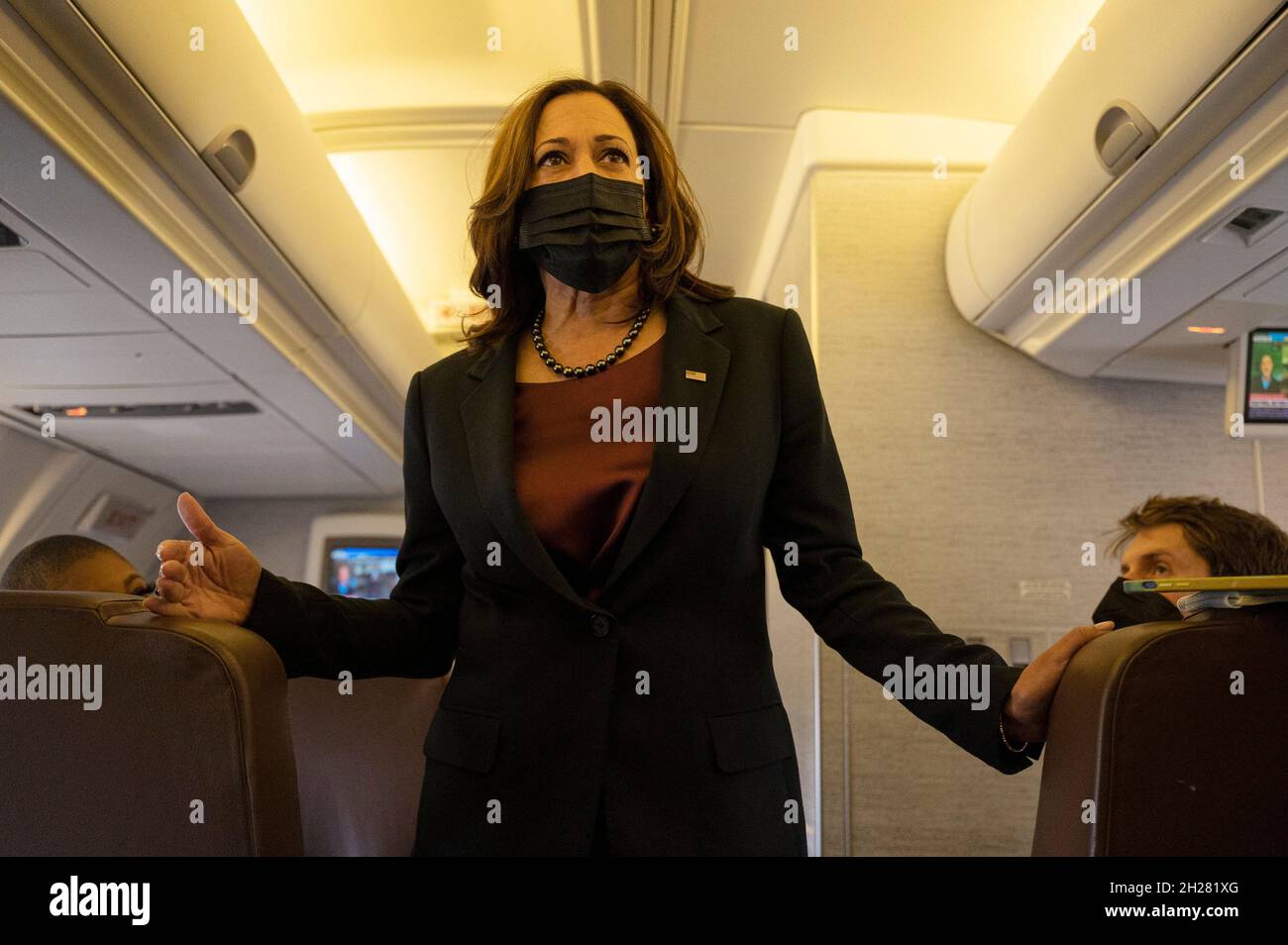 Las Vegas, Nevada, Estados Unidos. 18th Oct, 2021. El vicepresidente de Estados Unidos, Kamala Harris, habla sobre la muerte del ex secretario de Estado Colin Powell después de llegar a la Base de la Fuerza Aérea de Nellis en Las Vegas, Nevada, EE.UU., el lunes 18 de octubre, 2021. Powell, que nació en Harlem a inmigrantes jamaiquinos y se convirtió en el primer secretario de Estado Negro de los Estados Unidos y presidente de los Jefes de Estado Mayor Conjunto, murió hoy debido a complicaciones de Covid-19. Crédito: Bridget Bennett/Pool via CNP/dpa/Alamy Live News Foto de stock