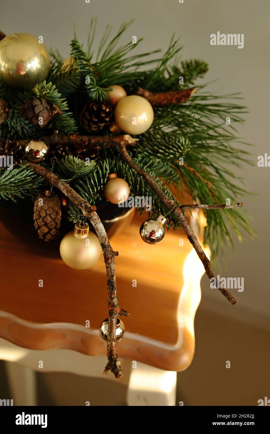 Feliz composición de Navidad. Ramo floral con bolas de navidad, ramas de  abetos, decoración festiva de cerca. Concepto de vacaciones. Feliz Año  Nuevo decoratio Fotografía de stock - Alamy