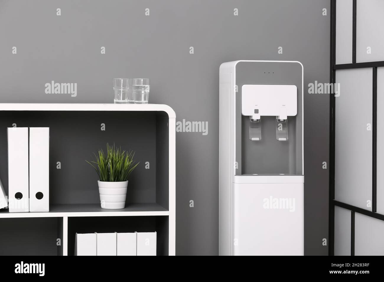 Moderno refrigerador de agua en un elegante interior de oficina Fotografía  de stock - Alamy