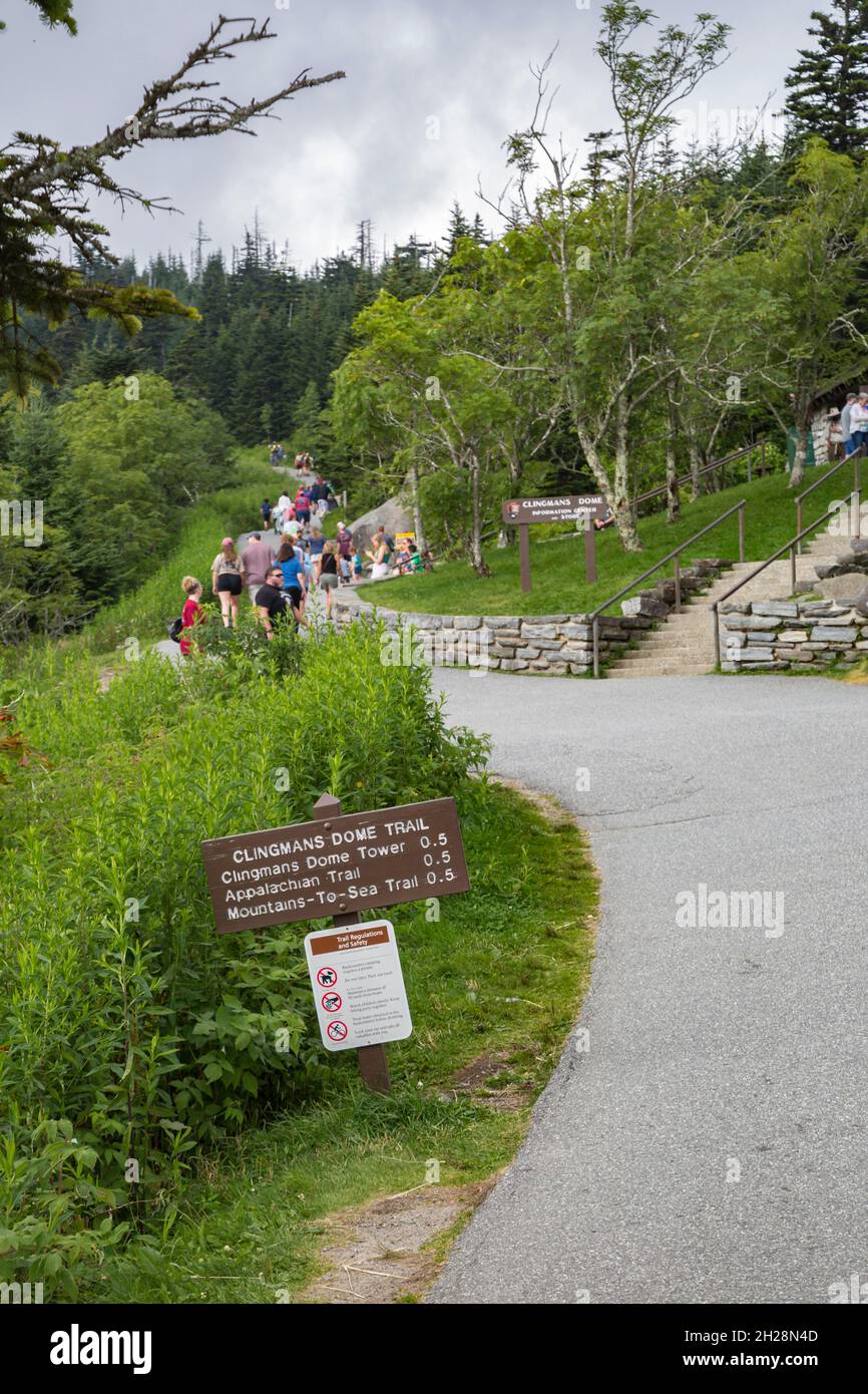 La señal dirige a los huéspedes del parque a la torre Clingman's Dome y a los senderos del Parque Nacional Smoky Mountains Foto de stock