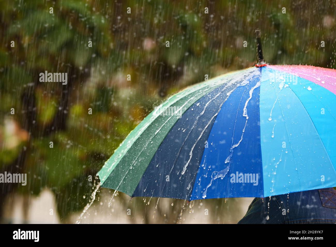 con sombrilla brillante bajo la lluvia en cerca de stock - Alamy